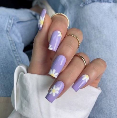 Nails with Lilac Daisies