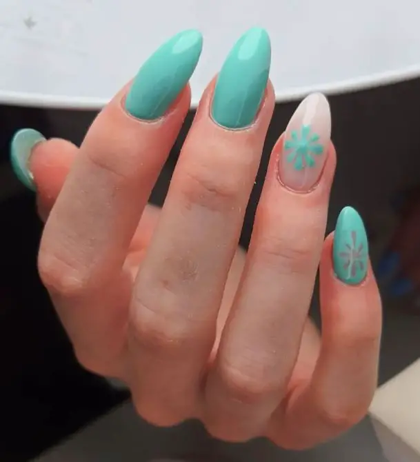 Mani with Star-Like Designs