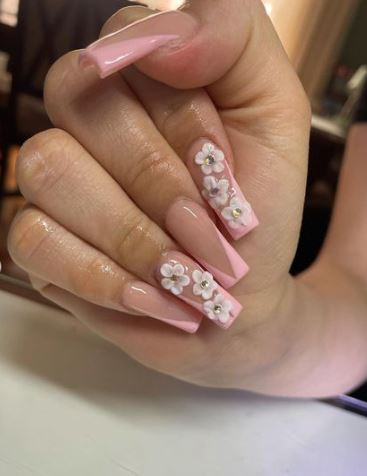 Nail with White Flowers with Little Sparkling Stones