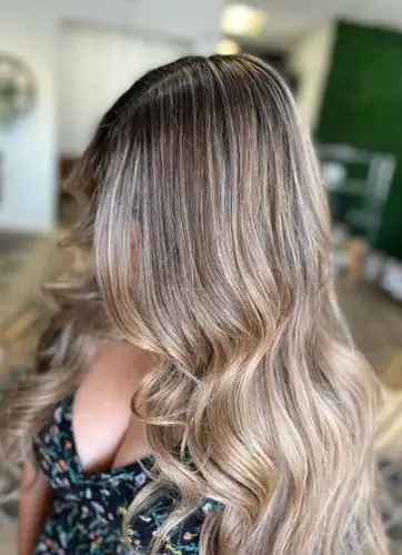 blonde shade with touches of caramel