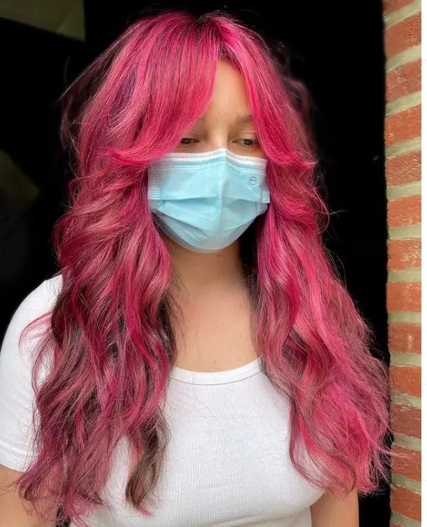 pink highlights on wavy hair