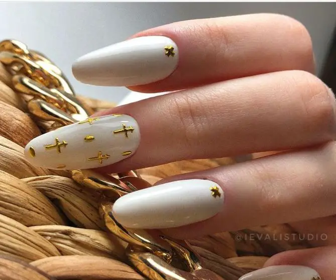 Pope Vibe White Nails