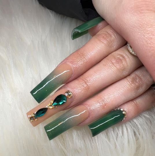 Shiny ombre nude and emerald green nails