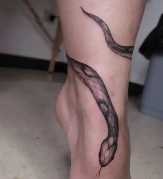 Serpiente freehand on the leg