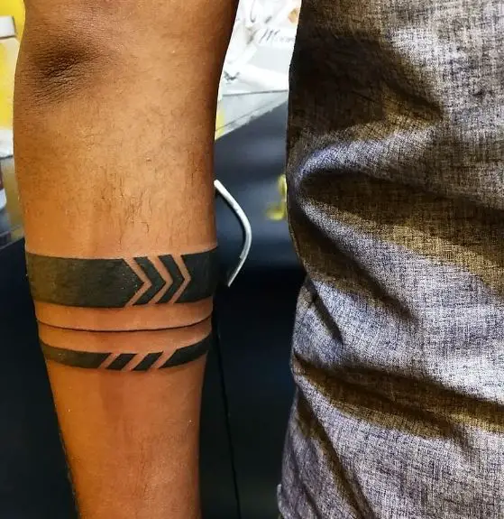 Solid Armband with Direction Arrows Tattoo
