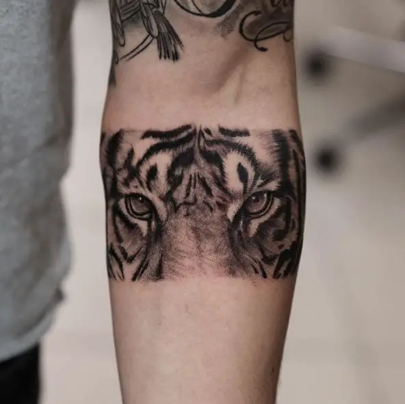Tiger Eyes Forearm Banc Tattoo